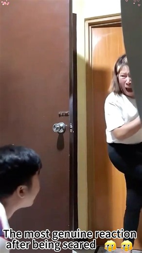 People getting scared hilariously 😂#PrankCompilation #FunnyPranks#JumpScares #EpicPranks