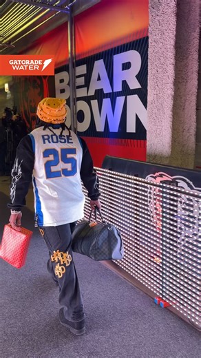 Kyle reppin' D-Rose 🌹 | Chicago Bears