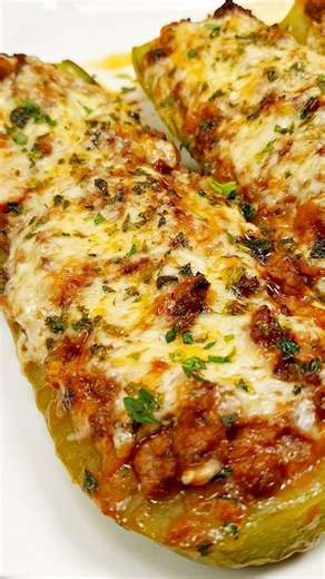 Punjene tikvice mesom. Recept 🔻 #hrana #recept #recepti #tikvice #tikva #meso #kuhanje #kuhinja #kuhinjaza10 #cook #cooking #recipe #recipes #food #foodreels #reelsvideo #dinner #rucak #vecera #meso Tikvice prereži na pola i izdubi sredinu 🛶 ✅ Sredinu ne bacaj! – trebat će kasnije 😉 ✅ Na tavi proprži luk 5 min 🧅, dodaj 50 ml vode, mljeveno meso i 4 kašike kuhane riže 🍚 – prži još 5 min ✅ Ubaci papriku 🌶️, peršin 🌿 i sredinu tikvica – sve prelij paradajz sosom 1 kašika paradajz pirea 🍅 ✅ 