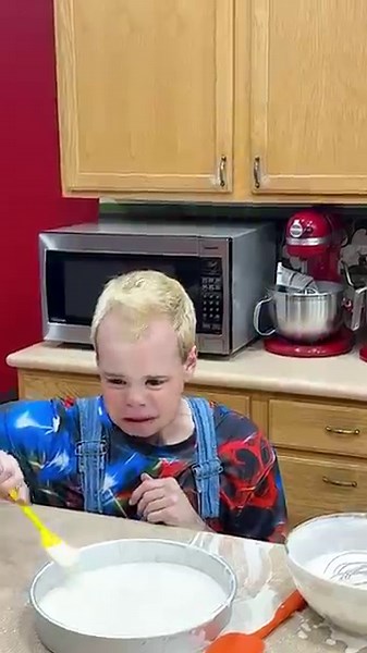 Alex Hides Evie’s Phone in Mom’s Cake by Accident!