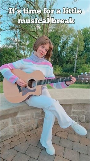 A quiet break with music in the park 🎶🌿#music #park #acousticguitar