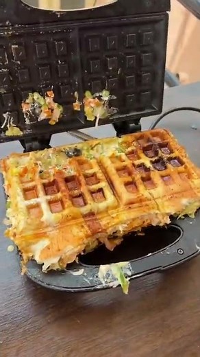 Guess kis cheez ka waffle banaya 😱 | Day 11 of 30 Days Challenge | So Saute