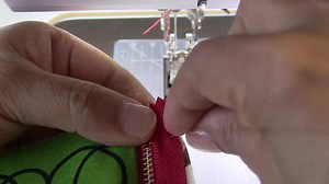 33K views · 712 reactions | Diy : APRENDE DE UNA MANERA MUY FÁCIL A COSER UN MONEDERO TRIANGULAR IDEAL PARA PRINCIPIANTES EN LA COSTURA CREDITS Patchwork Felisa Quilts  SUSCRÍBETE A SU CANAL AQUÍ ↩ https://www.youtube.com/channel/UCsIfiwNPwgIWhkfgjDOl-MA | Costura Hilos Y Tijeras | Facebook