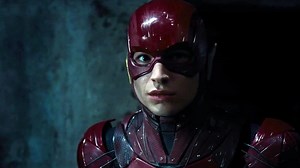 紆余曲折あったフラッシュ単独映画『The Flash』のポスターが公開 バットケイブのような所にたたずむフラッシュが印象的