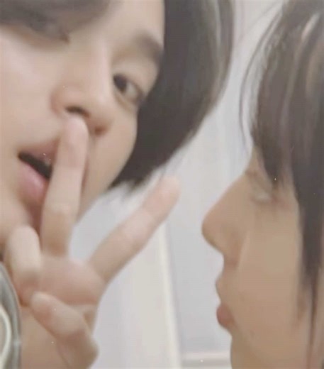 この2人は永遠に続くって勝手に思ってた 8月からこのアカウントを始めていろんな幸せを貰いました 最初はTikTokでこのまうバオカップルに出会って「尊すぎるこのカップル」って思って歌詞動画を作ってまうちゃんに届いたのがきっかけでした めっちゃ嬉しくてそこからこのカップルへの好きがどんどん増していきました まうちゃん、バオくんへ いろんな幸せを届けてくれてありがとうこの17ヶ月間とっても幸せでした 2人のSNSで見る写真や動画を見るのが生き甲斐だったよ たくさんの2人の幸せな時間をありがとう お互いを見つめ合う尊い2人の雰囲気がすっごく大好きでした 1番推してたし1番大好きなまうバオカップルが別れちゃって悲しいけどこれからは2人別々の道で頑張ってね。全力で応援してます #小國舞羽 #フゥンブジャバオ #まうバオ #今日好きになりました #fyp #fypシ