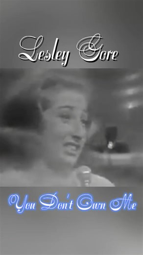 Lesley Gore - You Don't Own Me - (1963) " You Don't Own Me " es una canción pop escrita por los compositores de Filadelfia John Madara y David White , grabada por Lesley Gore en 1963, cuando tenía 17 años. Fue su segunda grabación más exitosa y su último sencillo en el top 10. La propia Gore la consideraba su canción insignia , afirmando: "Para ser sincera, no encuentro nada más fuerte; es una canción que crece cada vez que la interpretas". La canción expresa una emancipación amenazada, ya que l