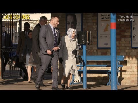 Queen Elizabeth II leaves Norfolk late to return to London