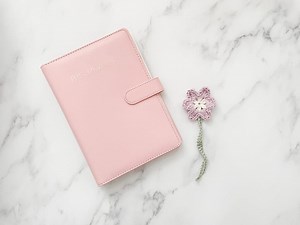 Learn how to Crochet a Daisy Bookmark