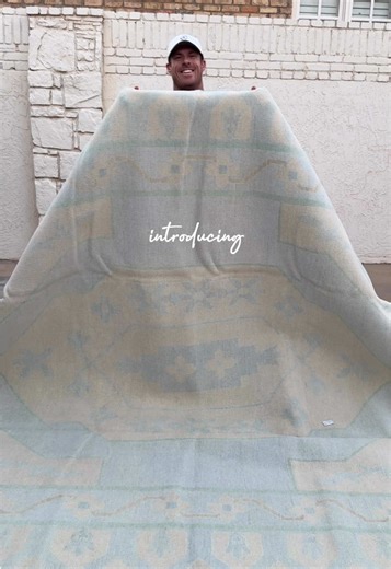 CAREFUL!! This new design may cause you to rearrange furniture &/or make additional purchases to create the perfect space✨ COLETTE is now available to order in any size📏 #rugtok #rugmaking #oushakrug