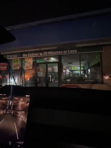 Harlingen Tx 📍 los focos del stripes estan prendiendose y apagando erraticamente. Justo ej el mismo stripes donde ase pocos años un hombre ases¡n0 a su ex pareja. Falla electrica? O su pobre espiritu sigue rondando la tienda? Que opinas tu?