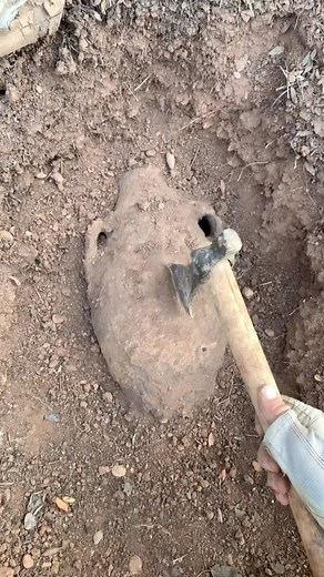 Ronny Khamsa on Instagram: "Here’s a simple and delicious recipe for a classic chocolate cake! Ingredients: Cake: - 1 ¾ cups flour - 1 ½ cups sugar - ¾ cup cocoa powder - 1 ½ tsp baking powder - 1 ½ tsp baking soda - 1 tsp salt - 2 eggs - 1 cup milk - ½ cup oil - 2 tsp vanilla extract - 1 cup boiling water Frosting: - 1 cup butter, room temperature - 3 ½ cups powdered sugar - ½ cup cocoa powder - ½ cup heavy cream - 2 tsp vanilla extract - Pinch of salt Instructions: Cake: 1. Preheat oven to 350