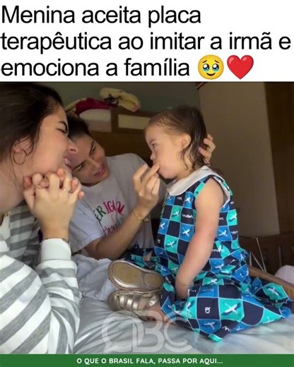 Menina aceita placa terapêutica ao imitar a irmã e emociona a família 🥹❤️