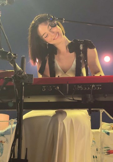 Gracie Abrams Performs 'In Between' in Leeds Concert