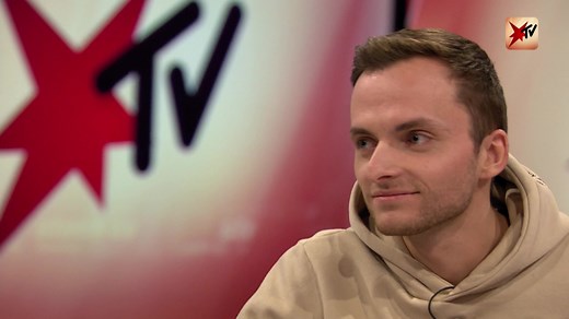 Am 09. Juni 2021 verstarb Philipp #Mickenbecker an seiner Krebserkrankung. Gemeinsam mit seinem Bruder Johannes wurden sie mit dem YouTube-Kanal "The Real Life Guys" bekannt und begeisterten Millionen von Zuschauern. Jetzt führt Johannes den Kanal ohne Philipp fort und berichtet bei stern TV, wie sehr ihm sein #Zwillingsbruder in jedem Moment fehlt. #sternTV #Talk #Interview #TheRealLifeGuys #YouTuber #RealLifeGuys | stern TV