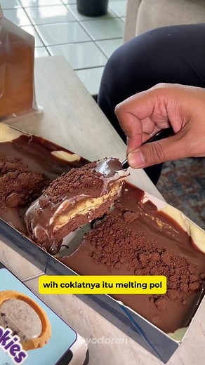 SEMUA OLEH-OLEH VIRAL ADA DI SINI! Ternyata ada toko oleh-oleh di Jogja tapi produknya dari luar Jogja. Jadi ini sistemnya toko jastip yang isinya makanan viral, mulai dari tiramisusu, pie cookiesnya chocomory, tissue bread dari taralle bakehouse dan masih banyak lagii~ Jadi kalau pengen makanan viral dari Bandung, Surabaya atau Jakarta gak perlu ngeluarin ongkos lebih buat transport. Karna udah ready stock di sini. Buka dari jam 09:00-21:30 Ndang gass🔥 📍Just.tiip Toko Oleh-oleh Sombong (gmaps