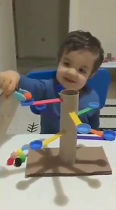 70K views · 594 reactions | Actividad para fortalecer manos y trabajar colores  易Hacia el primer año de vida el niño ya es capaz de distinguir los colores, pero no será hasta los 2 años cuando pueda empezar a nombrarlos, aunque el aprendizaje completo se da hacia los 3 años. | Baby Stars Estimulación Temprana. | Facebook