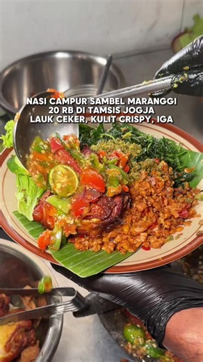 Di tamsis ada yg jual nasi campur murah pake sambel maranggi, porsinya menggunung gini. bisa pake ayam goreng, paru goreng, kulit crispy, sampe ceker tanpa tulang ada. Ini tuh punyanya ex chef hotel bintang 5, yg sempet heboh sama tunjang bakarnya sampe pernah masuk TV nasiona. 📍Warung Iga Bakar Cak Erwan Alamat : Jl. Taman siswa no 81, Wirogunan, Mergangsan, Jogja #kulinerjogja
