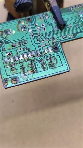 Andi Distorsing on Instagram: "he easily removed the DPDT PUSH switch with a tool from outer space. #desoldering #tips #simple #tools"