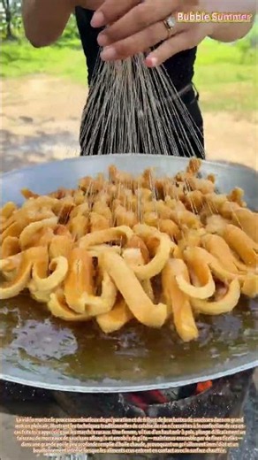 la friture de brochettes de saucisses enrobées de pâte