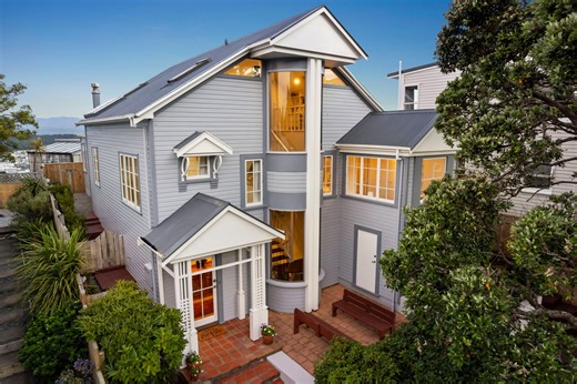 Executive Living with Separate Studio 📍 5 Ninian Street, Highbury 🛏️ 3 🛀 2 🚗 2 📱 Kartjana Anderson: 64 27 643 7799 | Ben Stevens: 64 21 899 851 | Ray White Leaders