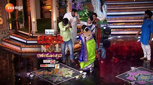 ಲಂಬೋದರನಿಗೆ ಜೋಡಿಗಳು ಕಟ್ಟಿದ್ರು ಹೂವಿನ ಹಾರ, ಬಿಡಿಸಿದರು ರಂಗೋಲಿಯ ಚಿತ್ತಾರ! ಜೋಡಿ ನಂ.1 ಮಹಾಸಂಚಿಕೆ | ನಾಳೆ ಸಂಜೆ 7ರಿಂದ 10.30 ಸಂಪೂರ್ಣ ಸಂಚಿಕೆ ವೀಕ್ಷಿಸಲು Download ಮಾಡಿ‌‌ Zee5: https://zee5.onelink.me/RlQq/Jodino1zeekannada #JodiNo1 #Ganeshothsava #Mahasanchike #ZeeKannada #BayasidaBaagiluTegeyona | Zee Kannada