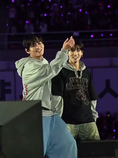 The way Jungkook teaches dance moves to Taehyung 🥺❤️✨ #kimtaehyung #taehyung #thv #taeshorts