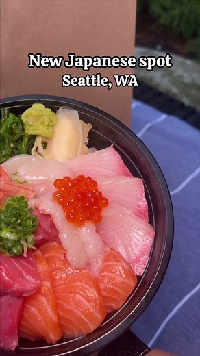 🍣😍 This new Japanese restaurant in Seattle is serving one of the best chirashi bowls in the city! @minato_seattle_ recently opened in Wallingford and is sister restaurant to Issian & Kokkaku in Seattle! They specialize in seafood donburi and offer a great variety. Their bowls come super loaded with sushi rice and fresh fish. You can eat as is or add nori to your order to make your own hand rolls which I loved 😍 They also make sushi sundaes! These are perfect to take on the go or if you’re loo