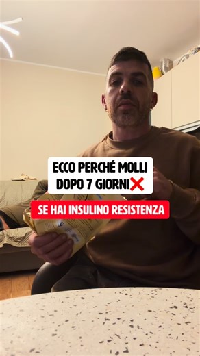 🔸Se molli dopo 7 giorni con insulino-resistenza, non è “mancanza di volontà”. Di solito ci sono 4 blocchi (il n.3 è quello che frega tutti): 1. Tutto-o-niente: parti strettissimo e poi crolli. 2. Tagli troppo: fame alta, muscolo giù, energia a picchi. 3. Ritmi sballati: cene tardive, sonno leggero, zero routine → l’insulina resta alta (il più subdolo). 4. Weekend fuori controllo: azzeri i progressi della settimana. Nel Protocollo ABC metto ordine a questi blocchi con regole poche ma solide e nu