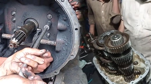 Factory Process To Restore A Heavy Duty Gear Box