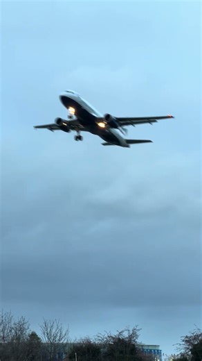 A320 British Airways aborting Landing into London Heathrow.