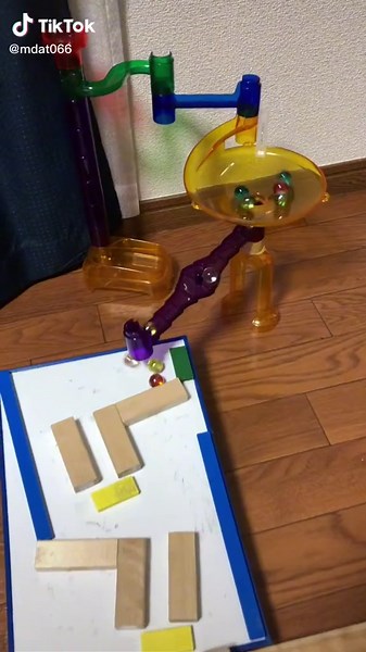 ビー玉で打ち付けるピタゴラスイッチャー久保田