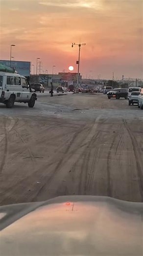 在安哥拉的落日下，感受非洲的热情与神秘。#安哥拉#走进非洲 🌅🚗