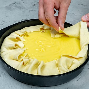 Je suis le roi des desserts! Tarte feuilletée aux pommes et crème pâtissière ! Ingrédients: pâte feuilletée - 350 g Pour la composition pommes : pommes - 400 g beurre - 35 g miel - 35 g cannelle - 5 g sucre - 40 g Cuire à feu moyen pendant 25 min Pour la crème : lait - 650 ml pouding à la vanille en poudre - 2 sachets sucre - 80 g essence de vanille - 8 ml Cuire à feu moyen pendant 10 min Taille du moule 22 cm AU FOUR À 165 ˚C/35 MIN sucre en poudre - 20 g | Cookrate - France