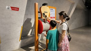 Έκθεση επιστήμης δείχνει πώς δημιουργείται ήχος με γιγαντιαίο μοντέλο κιθάρας