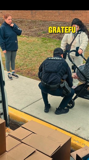 Community Coming Together This week, the Elgin Police Department, Food for Greater Elgin, and Ronald O’Neal Elementary School teamed up to deliver food, hope, and support to families in our community. A huge thank you to Food For Greater Elgin and volunteers for putting all the food boxes together to make this possible. This is what community looks like! --- ----- ---- Comunidad Unida Esta semana, el Departamento de Policía de Elgin, Food for Greater Elgin y la Escuela Primaria Ronald O’Neal se 