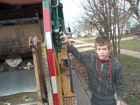 WM garbage truck