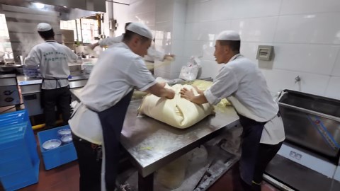 Level 9999 noodle-making: Satisfying street food art in China!