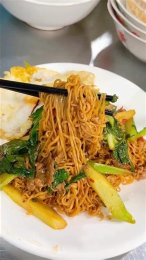 Ultimate Noodle Feast: Spicy Stir-Fry & Wonton Soup! 🍜🥟🔥#NoodleLover #StreetFood #WontonSoup #shorts