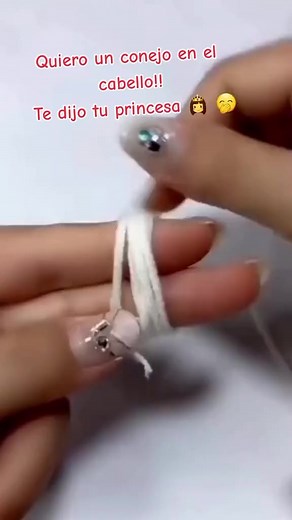 1.6M views · 18K reactions | Mi deseo por ver linda ami niña me hiso aprender este bello arte #moñoshechosamano #moñoscreativos #moñosymas #moñosdevinil #moñosbarbie #moñoboutique #diademas #lazospersonalizados #pinzas #colitas #ganchos #moñologas #negociodelazosparaniñas #mamitasemprendedoras | Lazos como Emprendimiento | Facebook