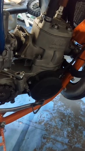Ktm 250 1984 fine serie con opzional freno a disco anteriore.. Accesa al primo colpo dopo anni che era ferma 🔊🔊 ero convinto che il motore fosse rumoroso, ma sentendo dei meccanici che avevano queste moto negli anni 80, mi hanno detto che il classico rumore di "scatola di chiodi" è normalissimo 🤣🤣 molto bene... Ora devo venderla 😁 #foxmotorparts #meccanicoditiktok #ktmsx #epoca #vintage | Fox Motor Parts