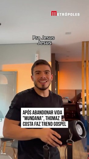 13K views · 314 reactions | Thomaz Costa, ex-participante de A Fazenda, abandonou a vida “mundana” e chamou a atenção ao entrar em um trend gospel. O vídeo dividiu a opinião dos internautas e viralizou. Recentemente, ele causou polêmica ao ao anunciar seu mais novo projeto: um curso de superação. O ator revelou que irá ministrar aulas focadas no alinhamento do corpo, alma e espírito. ➡️ Saiba mais em metropoles.com  Reprodução | Metrópoles | Facebook