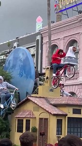 ET float appears in Universal Studios Orlando parade | Disney World Packages -Orlando Florida