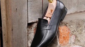 Một trong 12 mẫu giày Loafer bán chạy nhất của thương hiệu BTAHOME Kiểu giày Penny Classic. Màu đen và nâu đỏ Thiết kế này chỉ có tại hệ thống cửa hàng của BTAHOME | Giày Công Sở BTAHome | Facebook