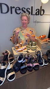 Dans på skyer hele sommeren ☀💃 Vink farvel til problem-fusser med WODEN’s “Line” sandal 👣 Et tjekket look og en fabelagtig gå-komfort. Sidste år solgte vi mere end 925 par af Line. Hos Woden var hun den absolut bedst solgte sandal ever. 🙌 Lige nu fås Line i et hav af farver i str. 36-42, men vent ikke for længe. For sidste år gik det stærkt - rigtig stærkt. 🏃‍♀️💨 ✅ Miljøansvarlig, dansk design ✅ Patenteret “Natural Soft” indersål ✅ Størrelsessvarende i 36 til 42 ✅ Gratis fragt v/ køb for mi
