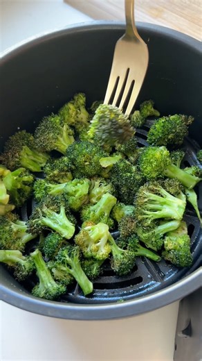 Make air fryer broccoli in just 10 minutes! It’s crispy, flavorful and perfect for busy weeknights when you’re looking to make a healthy side dish. | Eating Bird Food