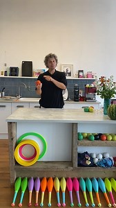 🤹 Akhnaten Juggling Choreographer Sean Gandini shows us a few polyrhythmic juggling tricks 🤹 🍋 Grab whatever you have lying around in your kitchen and show off your new skills with #ENOJuggling 🍅 | English National Opera