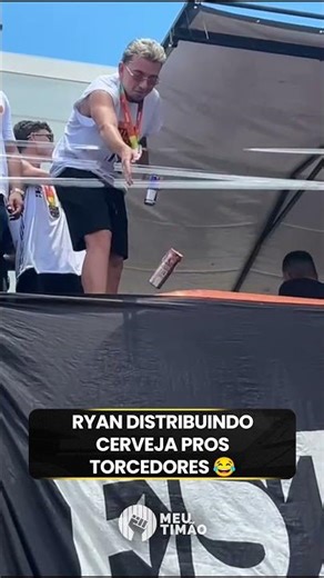 OLHA O QUE O RYAN TA DISTRIBUINDO PROS TORCEDORES DO CORINTHIANS