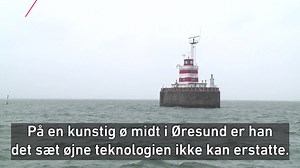De lever i isolation på et fyr midt ude i Øresund. Her skal de holde øje med skibe, der passerer dansk farvand. | TV 2 Kosmopol