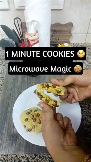 1 Minute Microwave Chocolate Chip Cookies 🍪 | Quick & Easy Recipe #shorts #dessert #1minuterecipe