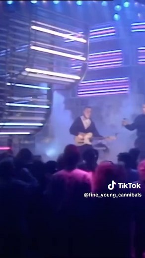 Fine Young Cannibals performing ‘She Drives Me Crazy’ on Top of the Pops, broadcasted on January 19th 1989! 🎤🎤🎤 #80smusic #80sdance #80sthrowback #topofthepops #totp #throwbackvideos #80sthrowback
